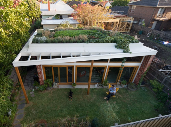 Atap Datar dengan Taman Beralas Hijau